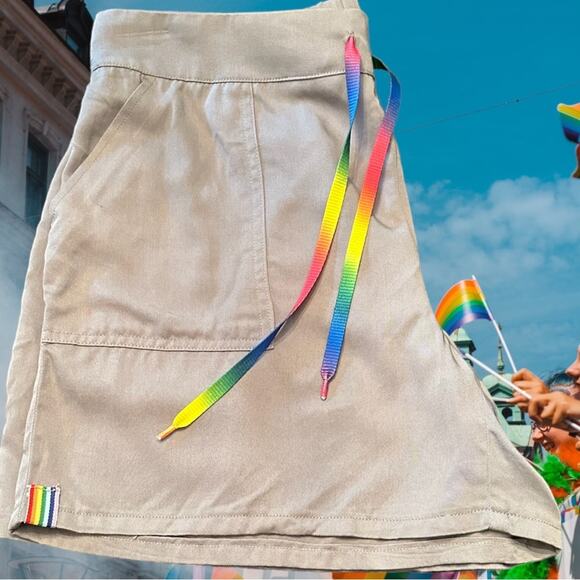 NWT Rainbow Gay Pride Gray Unisex Shorts with rainbow on sides Size Large - Picture 7 of 10